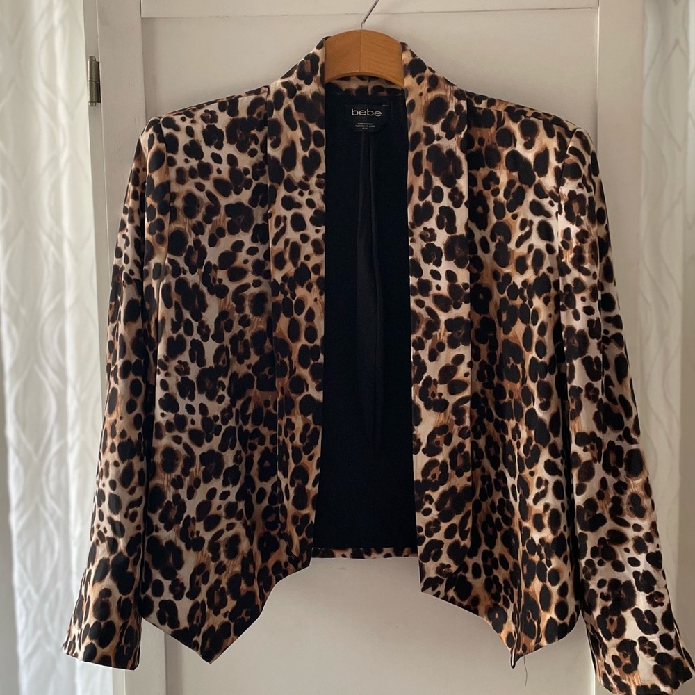 Bebe Leopard Cropped Blazer lightweight with 3/4 sleeves size M